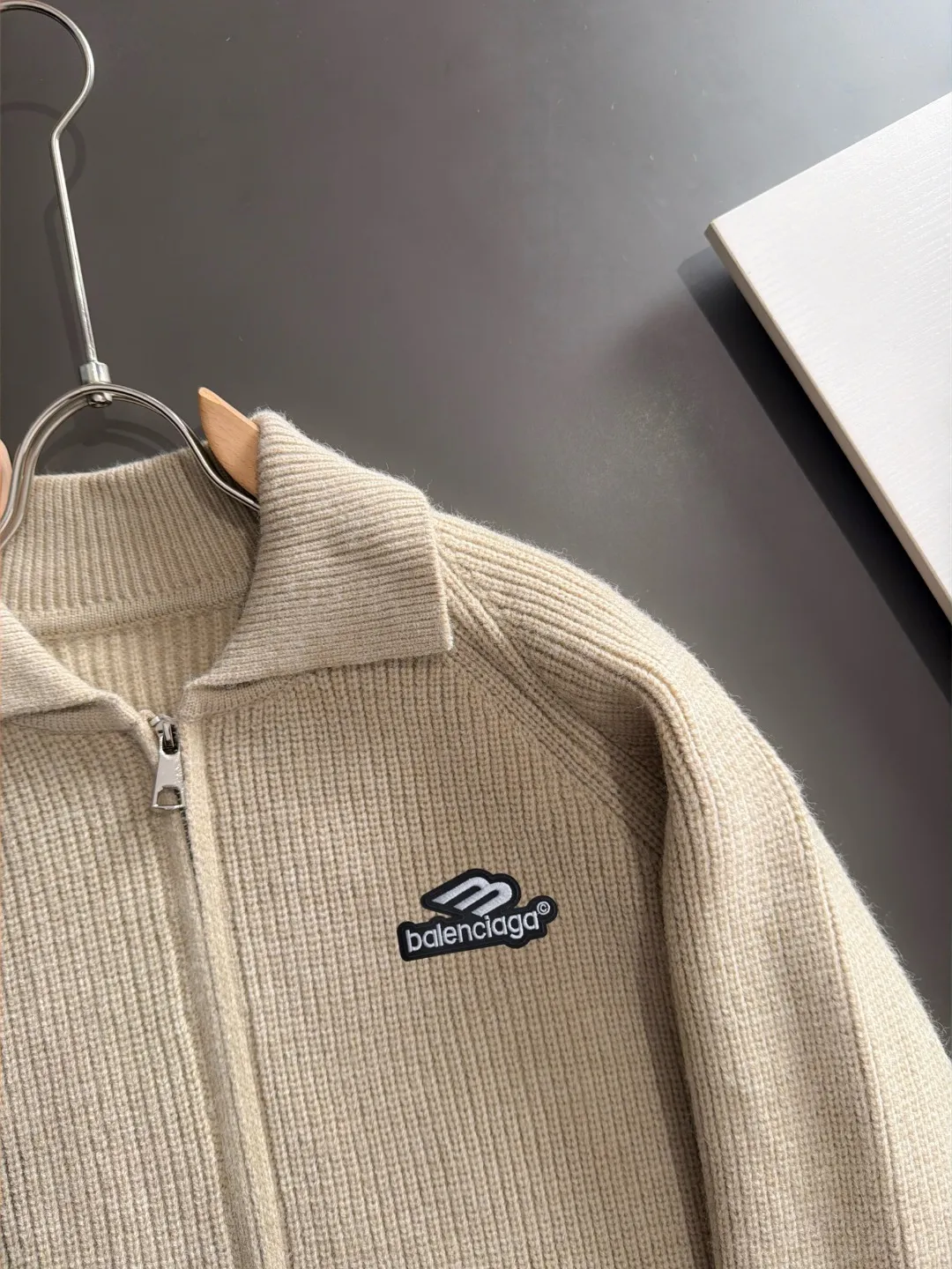Next day shipment P225 Balenciaga 2026 Autumn and Winter latest sweater from official website, now on sale at counters simultaneously Hot Sale! Specially made of wool blended fabric. It feels comfortable and can be directly in contact with the skin. The logo badge is exquisitely embroidered, which is extremely eye-catching! The details highlight the fashionable charm of big brands. Exquisite workmanship. Three-dimensional cutting style. The wearing effect is invincible and handsome! All three standards are complete! Sizes:M-3XL